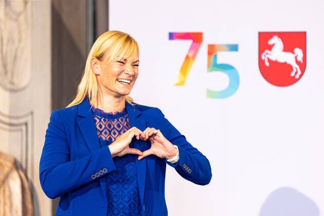 Hannover, Deutschland 23. August 2021: News - 2021 - Verleihung Niedersaechsischer Verdienstorden - 23.08.2021 Bibiana Steinhaus-Webb formt waehrend der Verleihung des Grossen Verdienstkreuzes an sie, mit ihren Haenden ein Herz. Anlaesslich des 75-jaehrigen Jubilaeums von Niedersachsen, wird der Niedersaechsische Verdienstorden an verschiedene Buergerinnen und Buerger im Galeriegebaeude Herrenhausen verliehen. Niedersachsen Copyright: xFotostandx xMattheyx