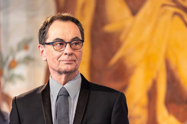 Hannover, Deutschland 23. August 2021: News - 2021 - Verleihung Niedersaechsischer Verdienstorden - 23.08.2021 Verleger Gerhard Steidl auf der Buehne waehrend der Verleihung des Grossen Verdienstkreuzes an ihn. Anlaesslich des 75-jaehrigen Jubilaeums von Niedersachsen, wird der Niedersaechsische Verdienstorden an verschiedene Buergerinnen und Buerger im Galeriegebaeude Herrenhausen verliehen. Niedersachsen *** Hanover, Germany 23 August 2021 News 2021 Award of the Order of Merit of Lower Saxony 23 08 2021 Publisher Gerhard Steidl on stage during the awarding of the Grand Cross of Merit to him On the occasion of the 75th anniversary of Lower Saxony, the Order of Merit of Lower Saxony is awarded to various citizens in the Herrenhausen Copyright: xFotostandx xMattheyx