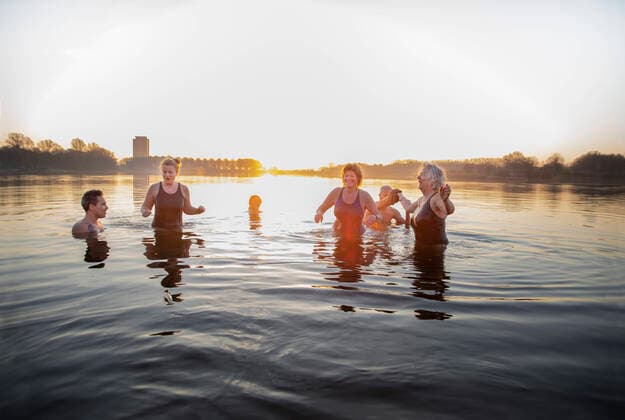 IMAGO Creative, Jahreszeit Herbst, Ferien Cheerful male and female friends enjoying cold water model released Symbolfoto FVDF00394