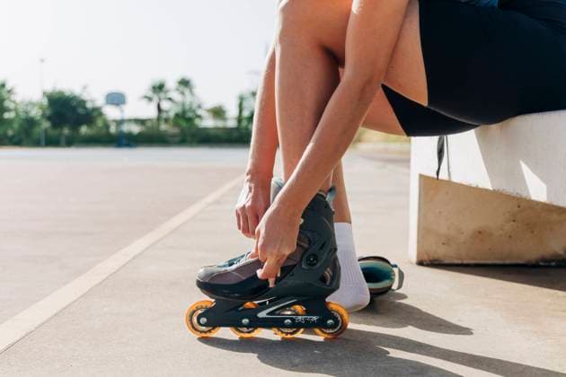 IMAGO Creative, Neujahr, Vorsätze, Sport Woman wearing inline skate at basketball court during sunny day model released Symbolfoto JRVF01346