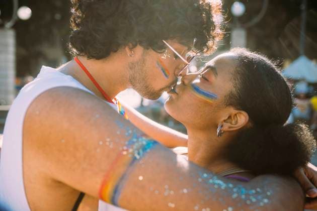 Young couple kissing on sunny day model released Symbolfoto MEUF03675