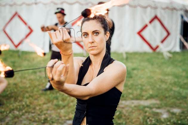 IMAGO Creative: Frauenmonat im März IMAGO Creative: NGO, Kunst im öffentlichen Raum und Kulturinitiativen Female artist holding fire equipment while practicing at circus model released Symbolfoto property released MEUF03925