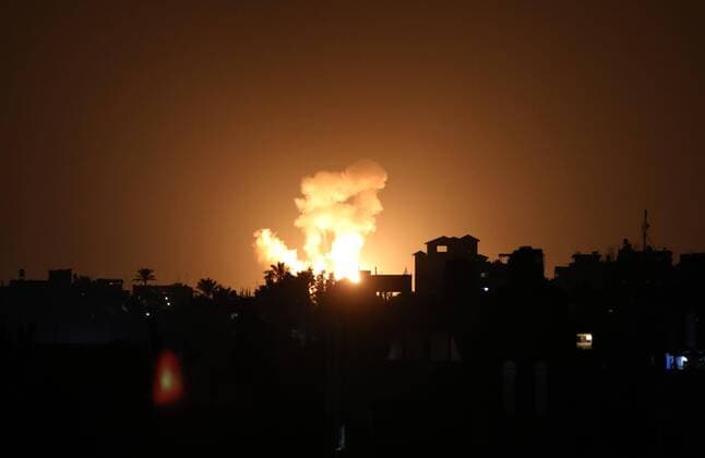 Bilder des Jahres 2021, News 08 August News Themen der Woche KW34 News Bilder des Tages August 23, 2021, Khan Yunis, Gaza Strip, Palestinian Territory: A fireball rises following an Israel air strike in Khan Yunis in the southern Gaza Strip, late on August 23, 2021. Israel launched airstrikes against Gaza, a source inside the enclave said, after incendiary balloons launched from the strip started fires in the country s south Khan Yunis Palestinian Territory - ZUMAap3_ 20210823_zaf_ap3_161 Copyright: xAshrafxAmrax