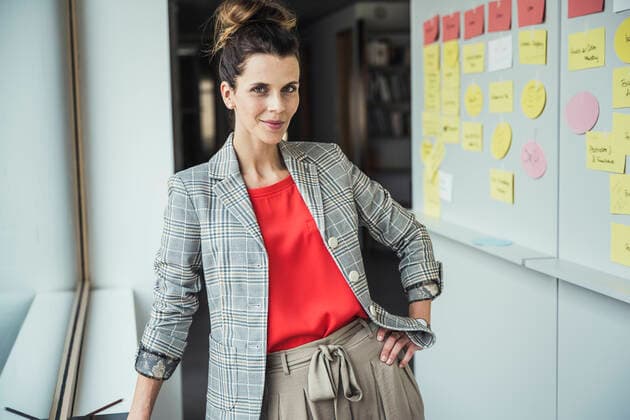 IMAGO Creative: Internationaler Frauenmonat, Geschlechterrollen aufbrechen Businesswoman with hand on hip standing in office model released Symbolfoto property released UUF24426
