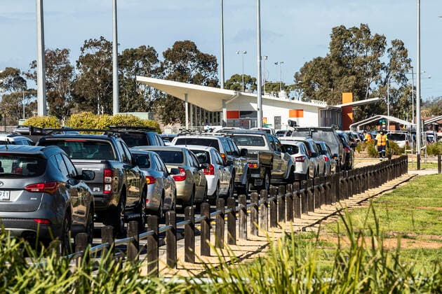 VICTORIA CORONAVIRUS COVID19, People queue in their cars for a COVID test at a drive-through testing site at Shepparton Sports Precinct in Shepparton, Victoria, Tuesday, August 24, 2021. The entire state of Victoria is back in lockdown as authorities scramble to contain a rapidly growing cluster of COVID-19 in the regional city of Shepparton. ( NO ARCHIVING, EDITORIAL USE ONLY, NO USE IN BOOKS WITHOUT CONSENT MELBOURNE VIC AUSTRALIA  Copyright: xDANIELxPOCKETTx 20210824001569363990
