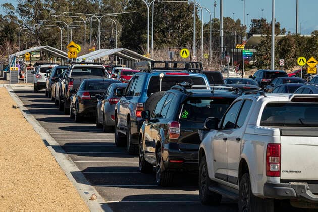 VICTORIA CORONAVIRUS COVID19, People queue in their cars for a COVID test at a drive-through testing site at Shepparton Sports Precinct in Shepparton, Victoria, Tuesday, August 24, 2021. The entire state of Victoria is back in lockdown as authorities scramble to contain a rapidly growing cluster of COVID-19 in the regional city of Shepparton. ( NO ARCHIVING, EDITORIAL USE ONLY, NO USE IN BOOKS WITHOUT CONSENT MELBOURNE VIC AUSTRALIA  Copyright: xDANIELxPOCKETTx 20210824001569364095