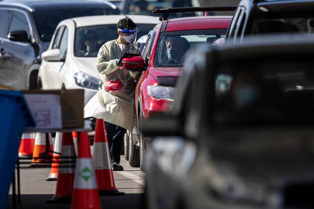 VICTORIA CORONAVIRUS COVID19, People queue in their cars for a COVID test at a drive-through testing site at Shepparton Sports Precinct in Shepparton, Victoria, Tuesday, August 24, 2021. The entire state of Victoria is back in lockdown as authorities scramble to contain a rapidly growing cluster of COVID-19 in the regional city of Shepparton. ( NO ARCHIVING, EDITORIAL USE ONLY, NO USE IN BOOKS WITHOUT CONSENT MELBOURNE VIC AUSTRALIA  Copyright: xDANIELxPOCKETTx 20210824001569364203