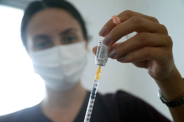 (210824) -- ANKARA, Aug. 24, 2021 -- A nurse prepares a dose of the COVID-19 vaccine in Ankara, Turkey, on Aug. 23, 2021. Turkey on Monday reported 18,857 new COVID-19 cases, raising its tally of infections to 6,234,520, according to its health ministry. The death toll from the virus in Turkey rose by 232 to 54,765, while 15,833 more people recovered in the last 24 hours. (Photo by Xinhua) TURKEY-ANKARA-COVID-19-VACCINATION MustafaxKaya