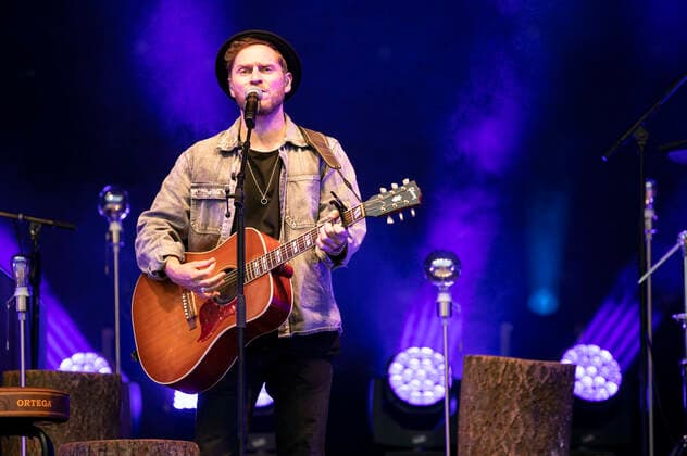 Johannes Oerding live beim Vor Deiner Tür Open Air im Steigerwaldstadion. Erfurt, 23.08.2021