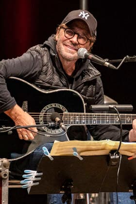Al Di Meola live bei einem Konzert seiner Across the Universe Tour im Rahmen der Jazztage Dresden 2021 im Parktheater im Großen Garten. Dresden, 23.08.2021