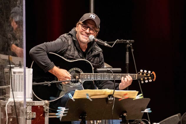 Al Di Meola live bei einem Konzert seiner Across the Universe Tour im Rahmen der Jazztage Dresden 2021 im Parktheater im Großen Garten. Dresden, 23.08.2021