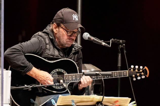 Al Di Meola live bei einem Konzert seiner Across the Universe Tour im Rahmen der Jazztage Dresden 2021 im Parktheater im Großen Garten. Dresden, 23.08.2021