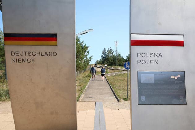 Blick am Montag (23.08.2021) auf den Grenzübergang Ahlbeck (Landkreis Vorpommern Greifswald). Wer gegenwärtig unweit von dem Ostseebad die Grenze nach Polen überschreitet sollte am besten auch geimpft, getestet oder genesen sein. Denn auch in dem Nachbarland der Bundesrepublik Deutschland ist das Coronavirus noch immer allgegenwärtig. *** View on Monday 23 08 2021 on the border crossing Ahlbeck administrative district Vorpommern Greifswald Who crosses at present not far from the Baltic seaside resort the border to Poland should be best also inoculated, tested or recovered Because also in the neighbouring country of the Federal Republic of Germany the Coronavirus is still omnipresent