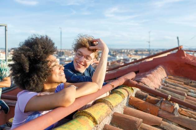 IMAGO Creative, Jahreszeit Sommer, Sommer in der Stadt Smiling friend looking at female friend on terrace model released Symbolfoto property released IFRF01045
