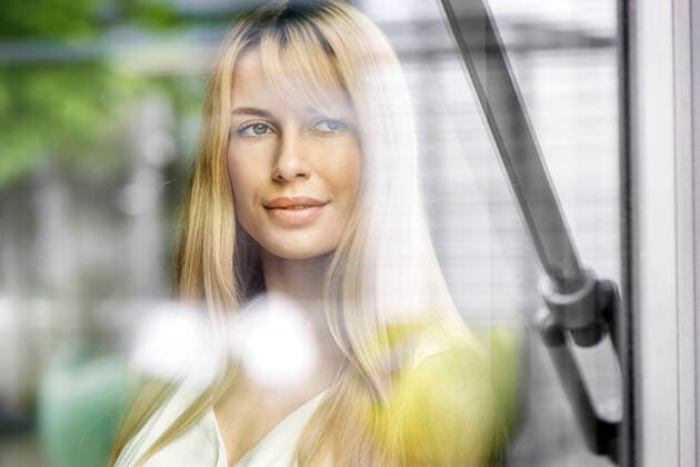 IMAGO Creative: Klimawandel - Zukunft und Innovation Contemplating female professional looking through glass model released Symbolfoto property released PESF03097