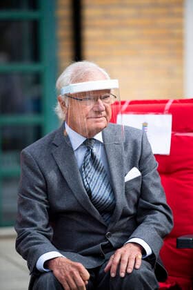 King Carl Gustaf and Queen Silvia with the residents at the special accommodation Koltrasten in Harnosand during their visit to Vasternorrland County Western Norrland County in Sweden, on August 24, 2021 The Royals are visiting various counties in Sweden to show support with those affected by the pandemic and draw attention to local ini  Copyright: xPontusxLundahl TTx ROYAL COUNTY VISIT NORRLAND