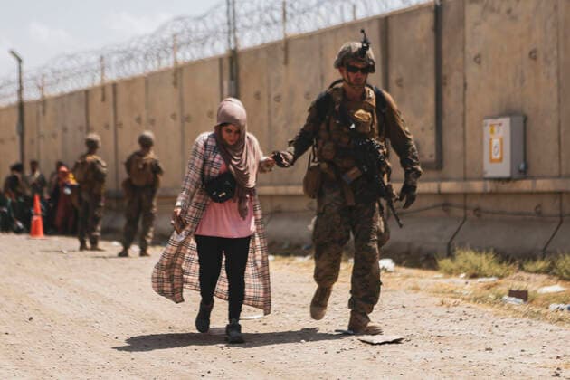 Frauen unter dem Taliban Regime in Afghanistan STYLELOCATIONA U.S. Marine with the 24th Marine Expeditionary unit, assists an Afghan woman during evacuation at Hamid Karzai International Airport during Operation Allies Refuge August 22, 2021 in Kabul, Afghanistan. Kabul Afghanistan - ZUMAp138 20210822_zaa_p138_035 Copyright: xSgt.xIsaiahxCampbell U.S.xMarinex