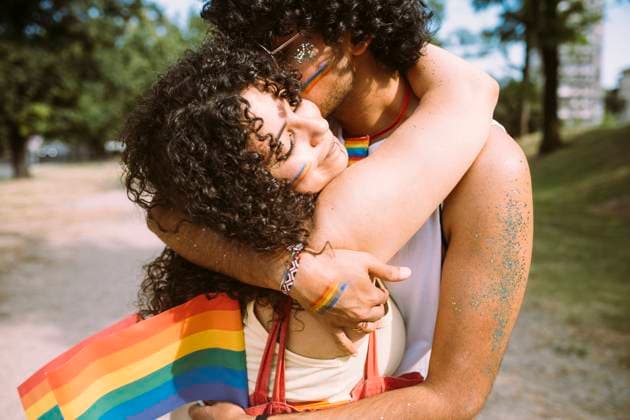 IMAGO Creative: Pride Month, Juni 2022 Young couple embracing in park on sunny day model released Symbolfoto MEUF03639