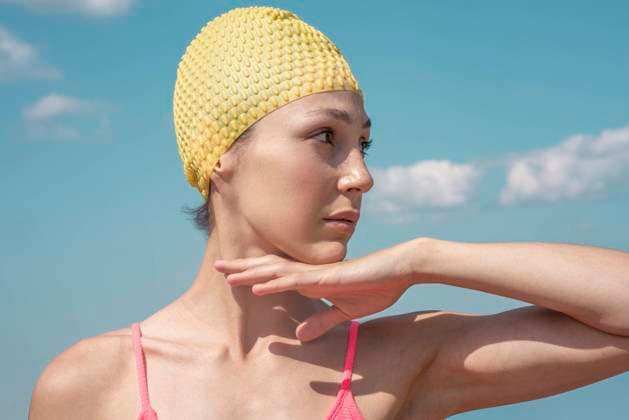 IMAGO Creative: Frauenmonat im März IMAGO Creative: 2021 Favoriten Creative Highlights Symbolbilder Woman with hand on chin looking away on sunny day model released Symbolfoto VPIF04448
