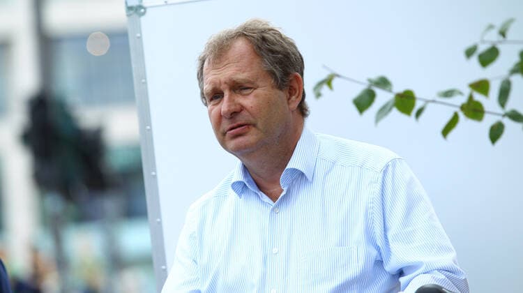Fototermin PR-Termin für das diesjährige Stadtradeln in Hamburg. Die bundesweite Kampagne des Netzwerks Klima-Bündnis findet in diesem Jahr zum 14. Mal statt. Startschuss für die Aktion in Hamburg ist am 1. September. Senator Jens Kerstan von der Behörde für Umwelt, Klima, Energie und Agrarwirtschaft. Altstadt Hamburg