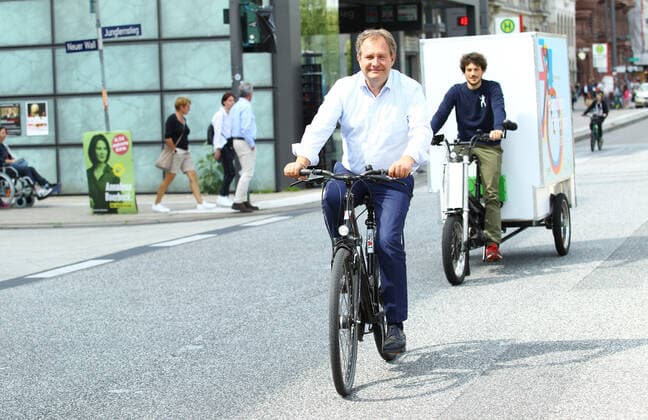 Fototermin PR-Termin für das diesjährige Stadtradeln in Hamburg. Die bundesweite Kampagne des Netzwerks Klima-Bündnis findet in diesem Jahr zum 14. Mal statt. Startschuss für die Aktion in Hamburg ist am 1. September. Senator Jens Kerstan von der Behörde für Umwelt, Klima, Energie und Agrarwirtschaft dreht eine Runde auf dem Fahrrad über den Jungfernstieg. Altstadt Hamburg
