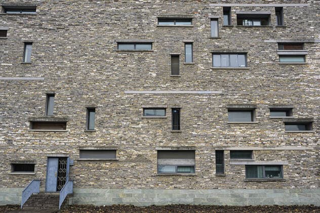 Architektur von Wang Shu Ningbo ningbo museum China, 23 11 2020, Copyright: xViewxStockx, Ref:375-0001836.jpg, China, zhejiang, ningbo, museums, architecture, architectural design, wang shu, brick, new vernacular, pan wall, yinzhou park, public facilities, window, plants Copyright: xViewxStockx