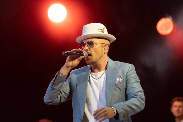 Der Hip Hop Funk und Soul Musiker Jan Delay (Jan Philipp Eißfeldt) und die Band Disko No. 1 beim Live Auftritt auf dem Kunst!Rasen Bonn Gronau. Veranstalter ELHart Promotion GmbH Bonn Gronau NRW Deutschland