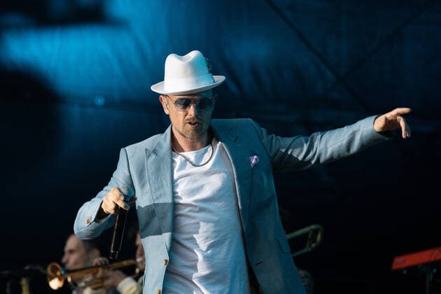 Der Hip Hop Funk und Soul Musiker Jan Delay (Jan Philipp Eißfeldt) und die Band Disko No. 1 beim Live Auftritt auf dem Kunst!Rasen Bonn Gronau. Veranstalter ELHart Promotion GmbH Bonn Gronau NRW Deutschland