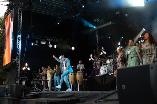 Der Hip Hop Funk und Soul Musiker Jan Delay (Jan Philipp Eißfeldt) und die Band Disko No. 1 beim Live Auftritt auf dem Kunst!Rasen Bonn Gronau. Veranstalter ELHart Promotion GmbH Bonn Gronau NRW Deutschland