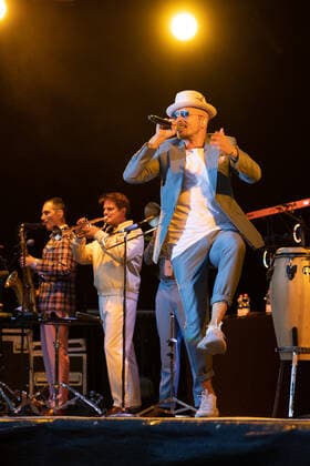 Der Hip Hop Funk und Soul Musiker Jan Delay (Jan Philipp Eißfeldt) und die Band Disko No. 1 beim Live Auftritt auf dem Kunst!Rasen Bonn Gronau. Veranstalter ELHart Promotion GmbH Bonn Gronau NRW Deutschland
