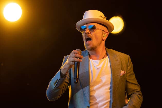 Der Hip Hop Funk und Soul Musiker Jan Delay (Jan Philipp Eißfeldt) und die Band Disko No. 1 beim Live Auftritt auf dem Kunst!Rasen Bonn Gronau. Veranstalter ELHart Promotion GmbH Bonn Gronau NRW Deutschland