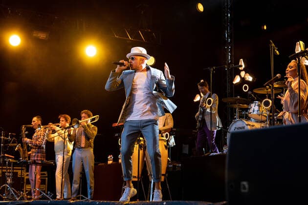Der Hip Hop Funk und Soul Musiker Jan Delay (Jan Philipp Eißfeldt) und die Band Disko No. 1 beim Live Auftritt auf dem Kunst!Rasen Bonn Gronau. Veranstalter ELHart Promotion GmbH Bonn Gronau NRW Deutschland