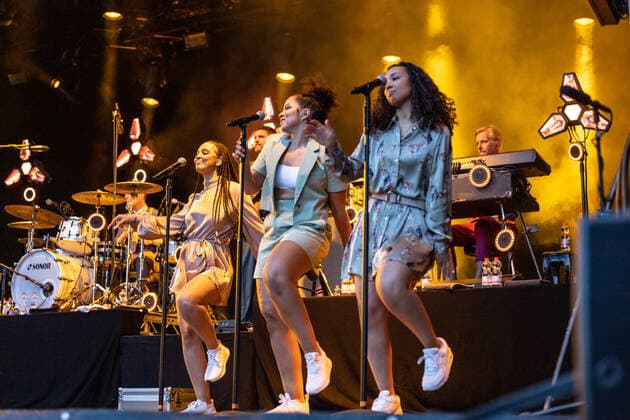 Der Hip Hop Funk und Soul Musiker Jan Delay (Jan Philipp Eißfeldt) und die Band Disko No. 1 beim Live Auftritt auf dem Kunst!Rasen Bonn Gronau. Veranstalter ELHart Promotion GmbH Bonn Gronau NRW Deutschland