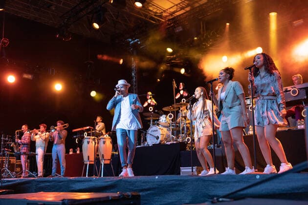 Bilder des Jahres 2021, Entertainment 08 August Entertainment Themen der Woche KW34 Entertainment Bilder des Tages Der Hip Hop Funk und Soul Musiker Jan Delay (Jan Philipp Eißfeldt) und die Band Disko No. 1 beim Live Auftritt auf dem Kunst!Rasen Bonn Gronau. Veranstalter ELHart Promotion GmbH Bonn Gronau NRW Deutschland *** The Hip Hop Funk and Soul musician Jan Delay Jan Philipp Eißfeldt and the band Disko No 1 performing live at the Kunst Rasen Bonn Gronau Organizer ELHart Promotion GmbH Bonn Gronau NRW Germany