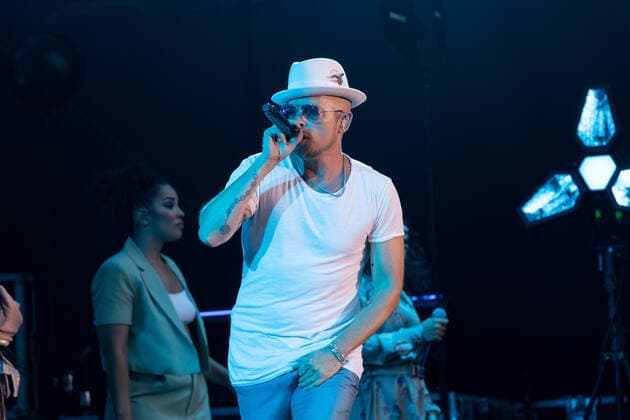 Der Hip Hop Funk und Soul Musiker Jan Delay (Jan Philipp Eißfeldt) und die Band Disko No. 1 beim Live Auftritt auf dem Kunst!Rasen Bonn Gronau. Veranstalter ELHart Promotion GmbH Bonn Gronau NRW Deutschland