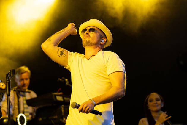 Der Hip Hop Funk und Soul Musiker Jan Delay (Jan Philipp Eißfeldt) und die Band Disko No. 1 beim Live Auftritt auf dem Kunst!Rasen Bonn Gronau. Veranstalter ELHart Promotion GmbH Bonn Gronau NRW Deutschland