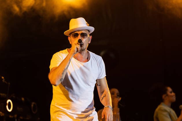 Der Hip Hop Funk und Soul Musiker Jan Delay (Jan Philipp Eißfeldt) und die Band Disko No. 1 beim Live Auftritt auf dem Kunst!Rasen Bonn Gronau. Veranstalter ELHart Promotion GmbH Bonn Gronau NRW Deutschland