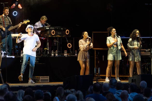 Der Hip Hop Funk und Soul Musiker Jan Delay (Jan Philipp Eißfeldt) und die Band Disko No. 1 beim Live Auftritt auf dem Kunst!Rasen Bonn Gronau. Veranstalter ELHart Promotion GmbH Bonn Gronau NRW Deutschland