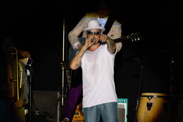 Der Hip Hop Funk und Soul Musiker Jan Delay (Jan Philipp Eißfeldt) und die Band Disko No. 1 beim Live Auftritt auf dem Kunst!Rasen Bonn Gronau. Veranstalter ELHart Promotion GmbH Bonn Gronau NRW Deutschland