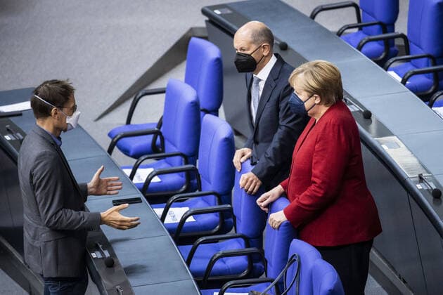 (L-R) Karl Lauterbach, SPD, Olaf Scholz, Bundesminister der Finanzen, und Angela Merkel, Bundeskanzlerin, aufgenommen im Rahmen einer Sondersitzung zur Situation in Afghanistan im Deutschen Bundestag in Berlin, 25.08.2021. Berlin Deutschland