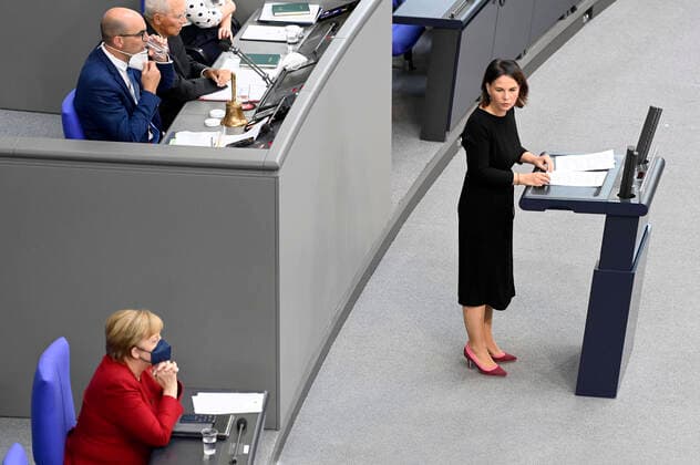 Angela Merkel und Annalena Baerbock in der 238. Sitzung des Deutschen Bundestages im Reichstagsgebäude. Berlin, 25.08.2021
