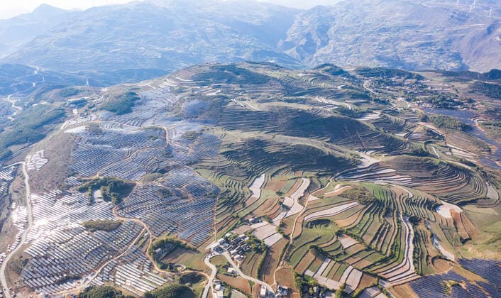 IMAGO Nature: Unsere Erde, Energiequellen, Photovoltaik (210825) -- WEINING, Aug. 25, 2021 -- Aerial photo taken on April 26, 2020 shows a photovoltaic power station in Weining Yi, Hui and Miao Autonomous County, Bijie, southwest China s Guizhou Province. A project combining agriculture with photovoltaic power station was rolled out to promote rural vitalization. Villagers grow mushrooms at mushroom greenhouses built under photovoltaic solar panels, plant other agricultural products and herd sheep in the fields in the photovoltaic power station. ) CHINA-GUIZHOU-WEINING-PHOTOVOLTAIC POWER STATION-AGRICULTURE (CN) TaoxLiang 