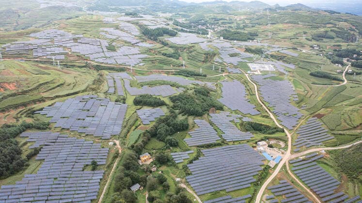 IMAGO Nature: Unsere Erde, Energiequellen, Photovoltaik (210825) -- WEINING, Aug. 25, 2021 -- Aerial photo taken on Aug. 24, 2021 shows a photovoltaic power station in Weining Yi, Hui and Miao Autonomous County, Bijie, southwest China s Guizhou Province. A project combining agriculture with photovoltaic power station was rolled out to promote rural vitalization. Villagers grow mushrooms at mushroom greenhouses built under photovoltaic solar panels, plant other agricultural products and herd sheep in the fields in the photovoltaic power station. ) CHINA-GUIZHOU-WEINING-PHOTOVOLTAIC POWER STATION-AGRICULTURE (CN) TaoxLiang 