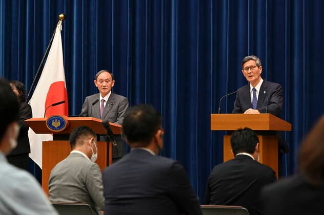 August 25, 2021, Tokyo, Japan: Japan s Prime Minister Yoshihide Suga (top, L) attends a news conference with chairman of the government s pandemic advisory panel Shigeru Omi (top, R) at the prime minister s official residence in Tokyo. Tokyo Japan - ZUMAz114 20210825_zih_z114_005 Copyright: xPOOLx