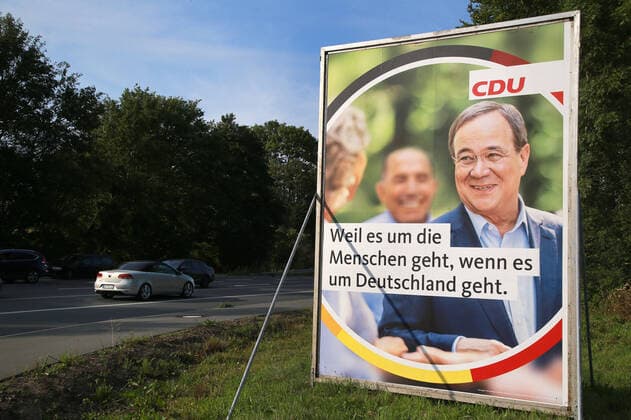 25.08.2021 Dortmund NRW Großplakate für die Bundestagswahl am 26.September 2021.. Erst jetzt tauchen in Dortmund vereinzelt die ersten Plakate mit dem CDU-Kanzlerkandidaten Ministerpräsident Armin Laschet auf.