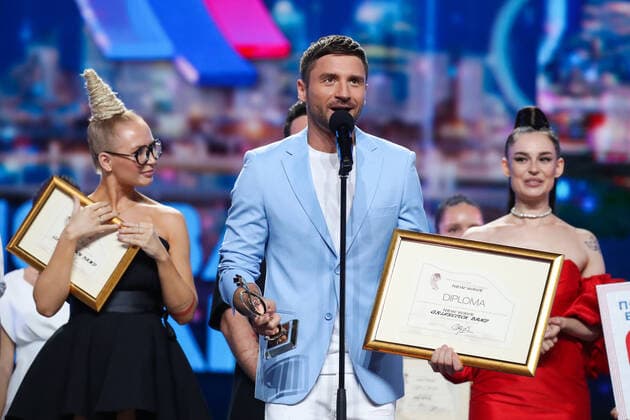 SOCHI, RUSSIA - AUGUST 25, 2021: Guest singer Sergei Lazarev (C) speaks during the award ceremony on the closing day of the 2021 New Wave Song Contest, an international competition for young pop music performers. Eleven singers representing nine countries took part in the contest, which ran from 19 to 25 August. Vyacheslav Prokofyev TASS  TS10DC71