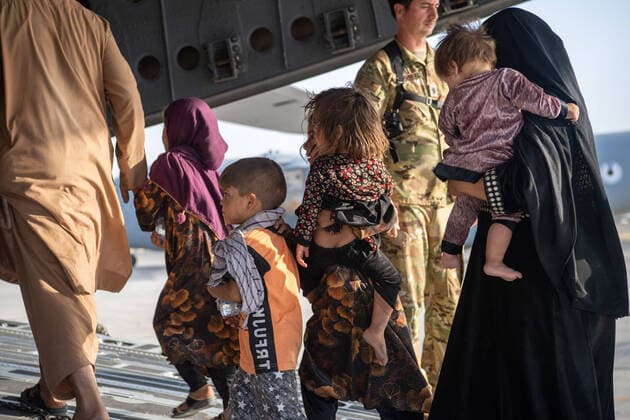 Frauen unter dem Taliban Regime in Afghanistan August 24, 2021 - Kabul, Afghanistan - loadmasters and pilots assigned to the 816th Expeditionary Airlift Squadron, load passengers aboard a C-17 Globemaster III in support of the Afghanistan evacuation at Hamid Karzai International Airport (HKIA), Afghanistan, Aug. 24, 2021. ( Master Sgt. Donald R. Allen) Kabul Afghanistan - ZUMAz03_ 20210824_szp_z03_070 Copyright: xU.S.xAirxForcex