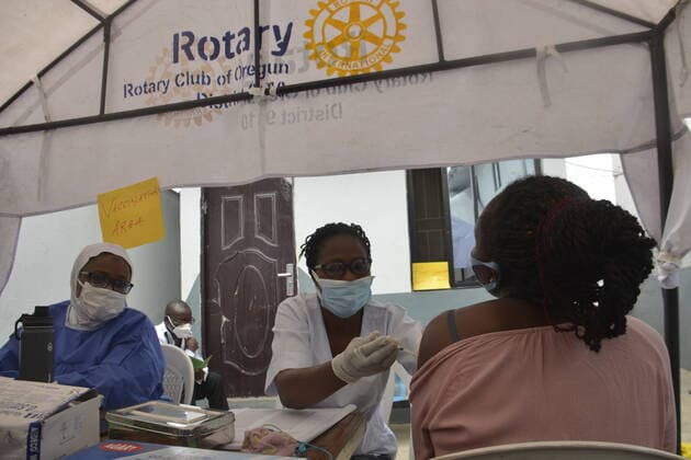 Virus Outbreak Nigeria A medic administers a dose of the Moderna Covid-19 corononavirus at the Oregun Primary Health Care Center in Ikeja capital of Lagos on August 25, 2021. Lagos State government began a second phase of Covid-19 vaccinations across the state, amid an upsurge in cases of the delta variant across the country. Lagos Nigeria jaiyeola-notitle210825_np31a  Copyright: xOlukayodexJaiyeolax