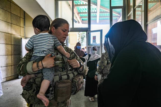Frauen unter dem Taliban Regime in Afghanistan August 24, 2021 - Kabul, Afghanistan - A medical officer assigned to the 82nd Airborne Division speaks with an Afghan woman and helps her with her child as part of the ongoing non-combatant evacuation of U.S. civilian personnel, Special Immigrant Visa applicants, and other at-risk individuals from Afghanistan as quickly and safely as possible from Hamid Karzai International Airport in Kabul, August 25, 2021. Kabul Afghanistan - ZUMAz03_ 20210824_szp_z03_081 Copyright: xU.S.xArmyx