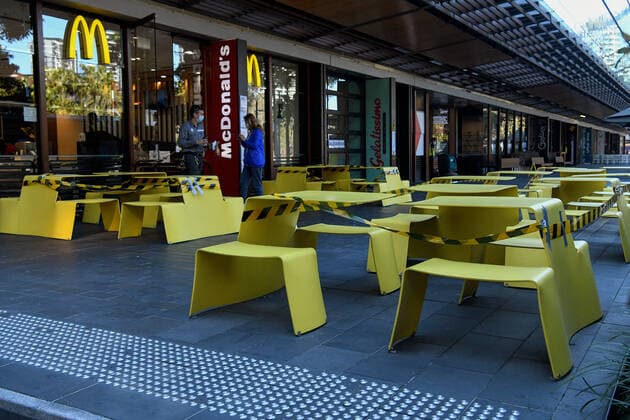 NSW CORONAVIRUS COVID19, Chairs and tables are roped off to stop people from gathering at a fast food outlet in Sydney, Thursday, August 26, 2021. NSW has extended its current lockdown in Greater Sydney until at least September 30, and has introduced new rules targeting the LGA?s of concern. ( NO ARCHIVING, EDITORIAL USE ONLY, NO USE IN BOOKS WITHOUT CONSENT SYDNEY NSW AUSTRALIA  Copyright: xBIANCAxDExMARCHIx 20210826001569815124